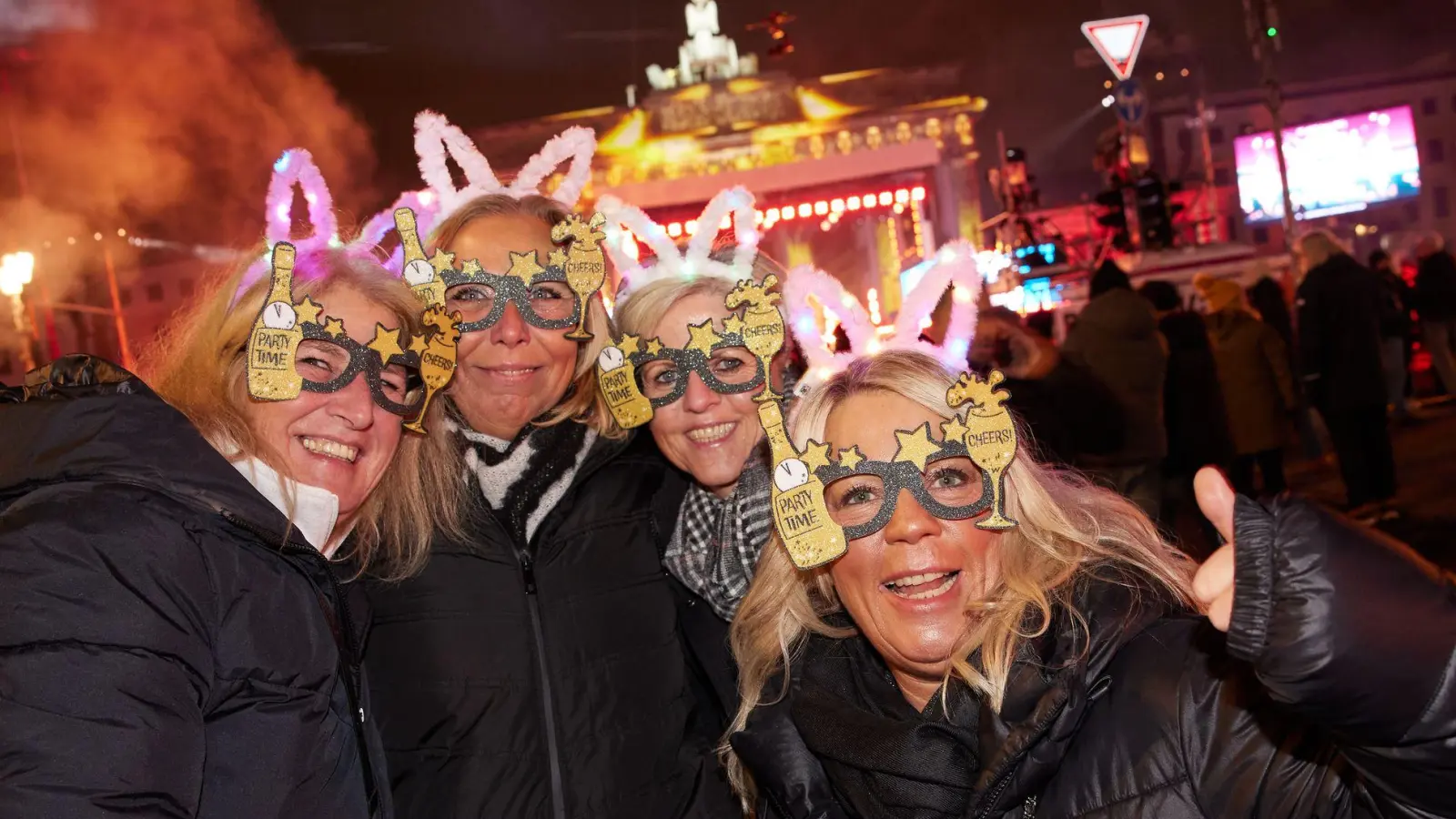 Fröhliche Rheinländerinnen feiern Silvester am Brandenburger Tor (Foto: Joerg Carstensen/dpa)