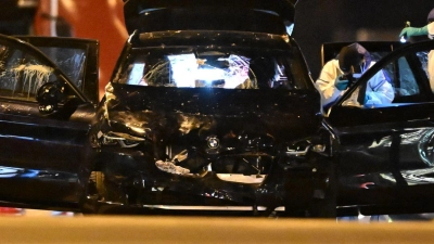 Die Spurensicherung arbeitet an einem Auto, mit dem ein Täter in eine Menschenmenge auf dem Weihnachtsmarkt in Magdeburg gefahren sein soll. (Foto: Hendrik Schmidt/dpa)