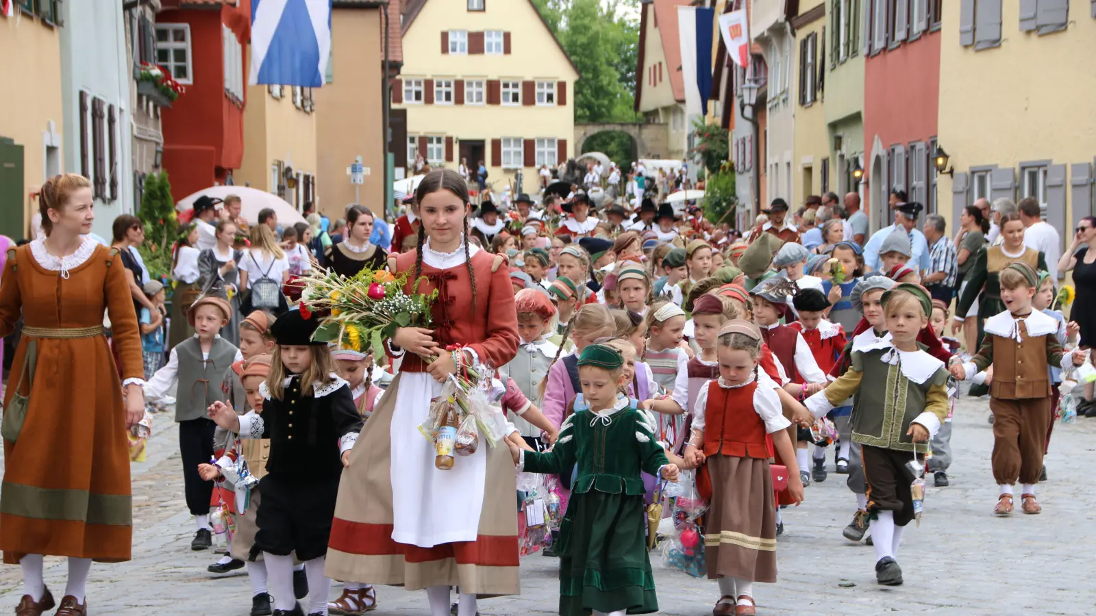 Die Kinderlore und ihre Schar bilden das Herzstück der Dinkelsbühler Kinderzeche. Für die Jahre 2024 und 2025 sucht das Heimatfest eine neue Rollenträgerin. (Foto: Martina Haas)