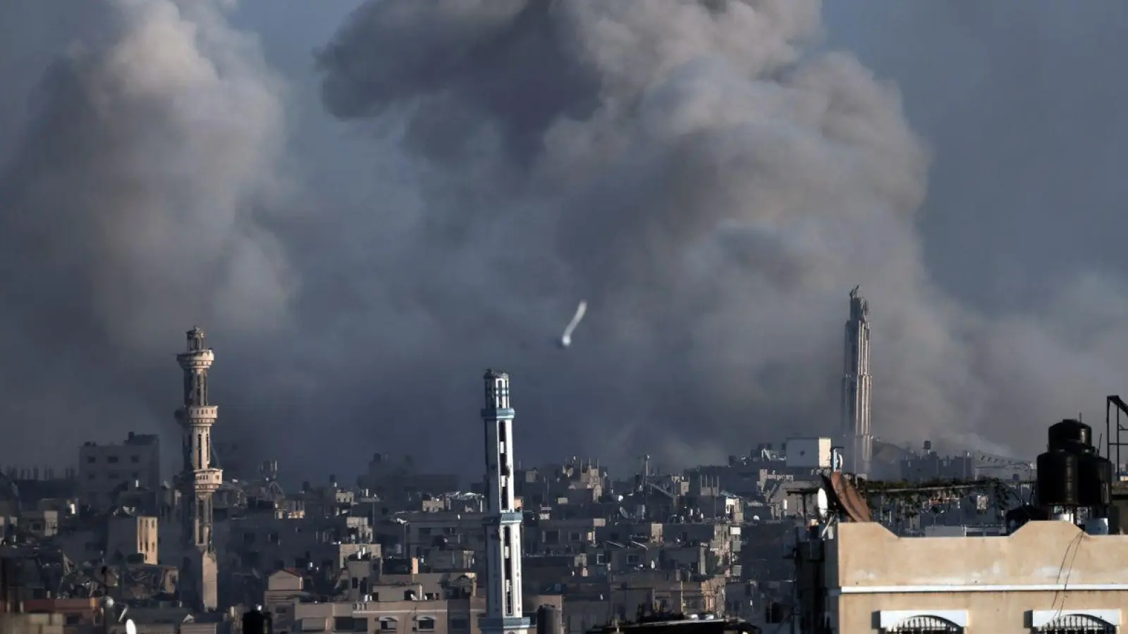 Chan Junis  wird von israelischen Bombardierungen getroffen. (Foto: Mohammed Dahman/AP/dpa)