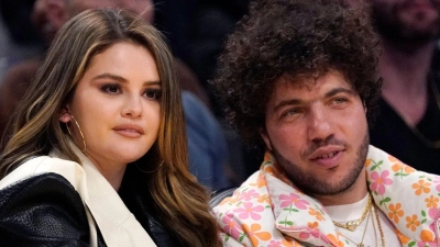 Sie könnten sich verlobt haben: Selena Gomez und Benny Blanco. (Archivbild) (Foto: Mark J. Terrill/AP/dpa)