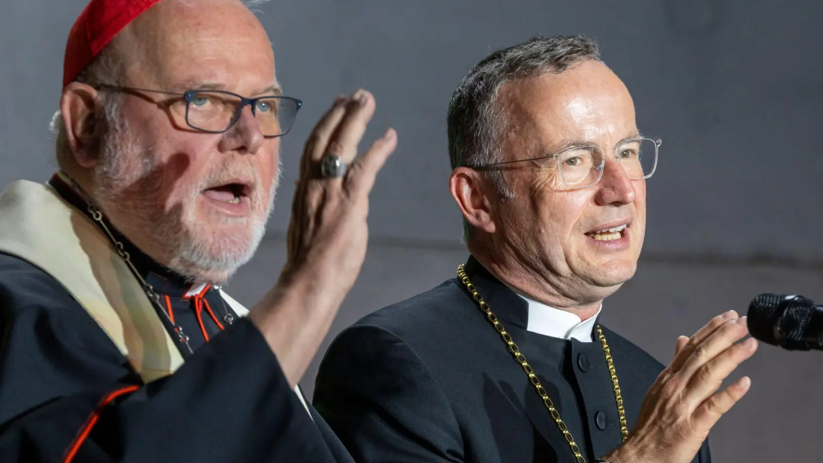 Der katholische Kardinal Reinhard Marx (l) und der evangelische Landesbischof Christian Kopp - die Mitglieder ihrer Kirchen sind in Bayern sehr ungleich verteilt. (Archivbild) (Foto: Peter Kneffel/dpa)