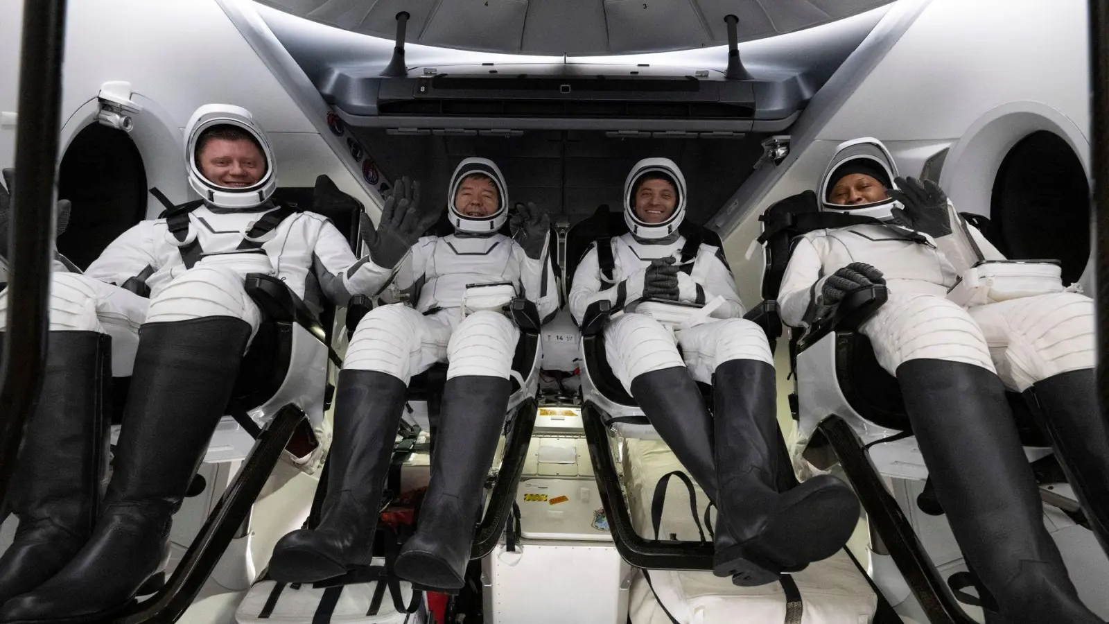 Dieses Foto zeigt den Roskosmos-Kosmonauten Alexander Grebenkin (l), die NASA-Astronauten Michael Barratt (2.v.l.), Matthew Dominick (2.v.r) und Jeanette Epps (r) im Inneren der Raumkapsel kurz nach deren Bergung. (Foto: Joel Kowsky/NASA via AP/dpa)