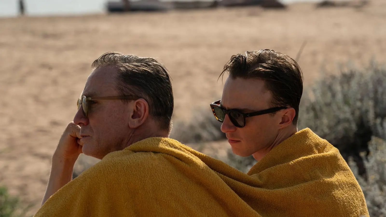 Daniel Craig (l.) als Lee und Drew Starkey als Allerton in „Queer“. (Foto: Yannis Drakoulidis/MUBI/dpa)