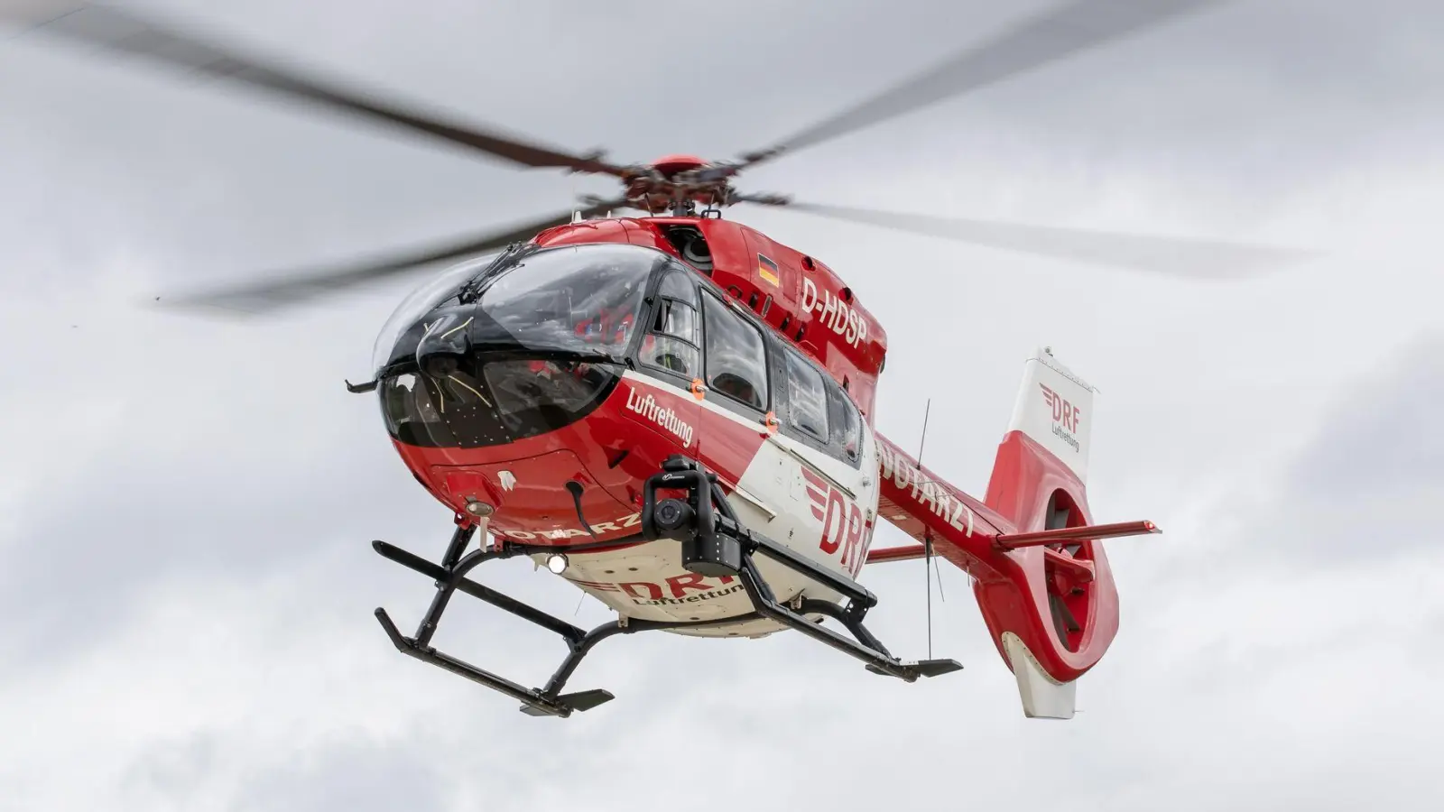 Die Verletzte musste mit einem Rettungshubschrauber in ein Krankenhaus gebracht werden. (Symbolbild) (Foto: Daniel Karmann/dpa)