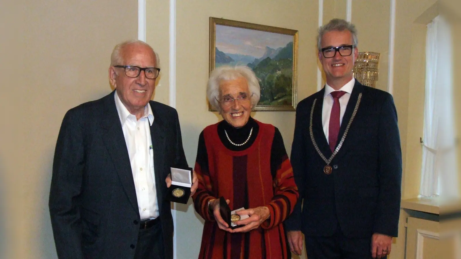 Zusammen mit Bürgermeister Patrick Ruh (rechts) freuten sich Helga Deininger und Günter Wunderle – seine Frau Renate Hartmann-Wunderle war aus persönlichen Gründen verhindert – über die Stadtmedaille, die ihnen verliehen wurde. (Foto: Jasmin Kiendl)