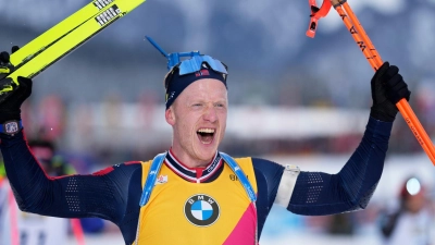 Auch Rekordweltmeister Johannes Thingnes Bö staunt über das schnelle Schießen seines jungen Teamkollegen. (Foto: Matthias Schrader/AP/dpa)