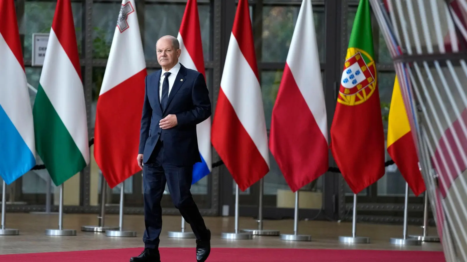 Bundeskanzler  Olaf Scholz trifft zum EU-Gipfel ein. (Foto: Virginia Mayo/AP/dpa)