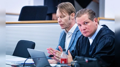 Verteidiger Friedrich Fülscher (rechts) forderte einen Freispruch für seinen Mandanten. (Archivbild) (Foto: Moritz Frankenberg/dpa-Pool/dpa)