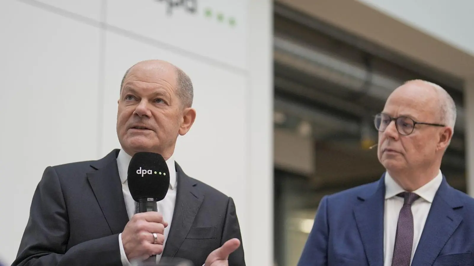 Bundeskanzler Olaf Scholz ist zu Gast bei der Deutschen Presse-Agentur in Berlin. Rechts: dpa-Chefredakteur Sven Gösmann. (Foto: Michael Kappeler/dpa)