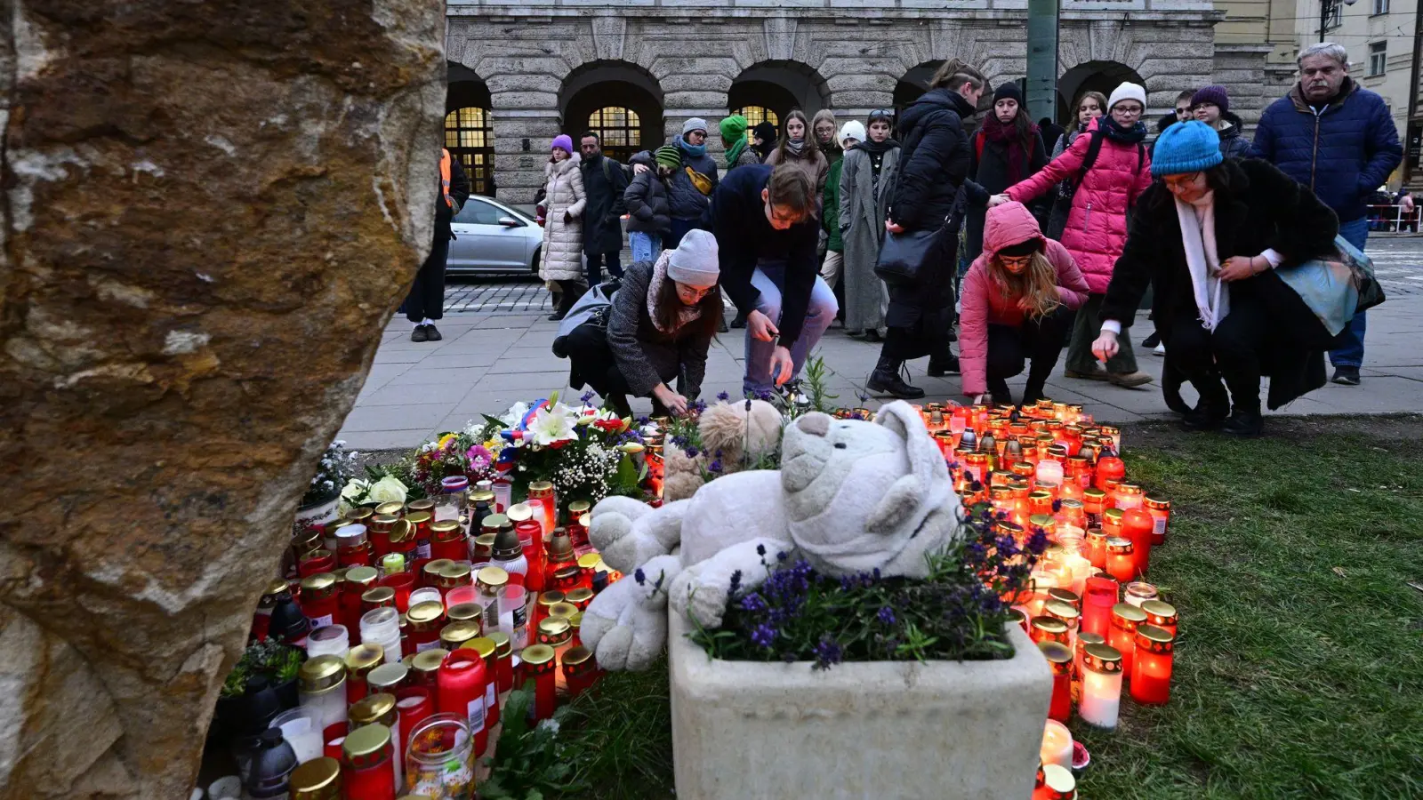 Menschen gedenken der Opfer des Amoklaufs an der Karls-Universität in Prag vor einem Jahr (Foto aktuell). (Foto: imánek Vít/CTK/dpa)