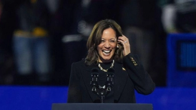 Große Show am Ende eines erbitterten Wahlkampfs: Kamala Harris in Philadelphia. (Foto: Matt Slocum/AP/dpa)