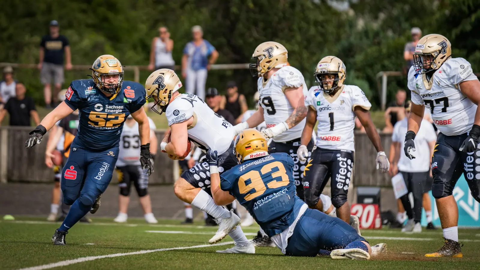 Hier stoppt Jannik Stanke (mit der Nummer 93) den Quarterback der Paderborn Dolphins. (Foto: Jörg Meissner)