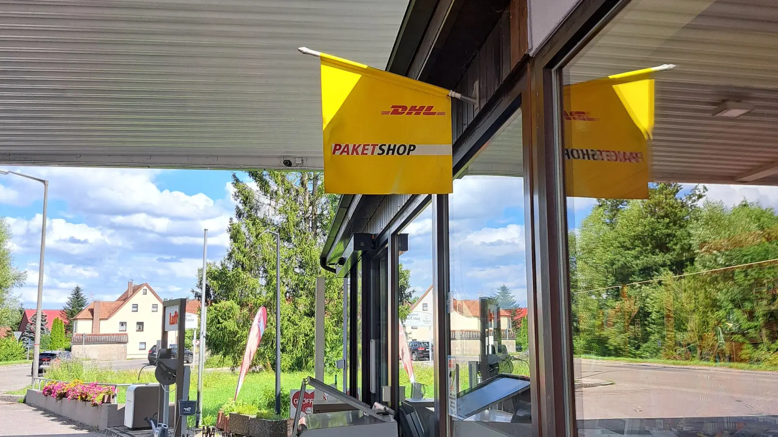 Einen DHL-Paketshop gibt es in der Tankstelle in Dorfgütingen. Deren Betreiber möchten weitere postalische Serviceleistungen anbieten. Doch das will der Konzern nicht. (Foto: Sabine Rohn)