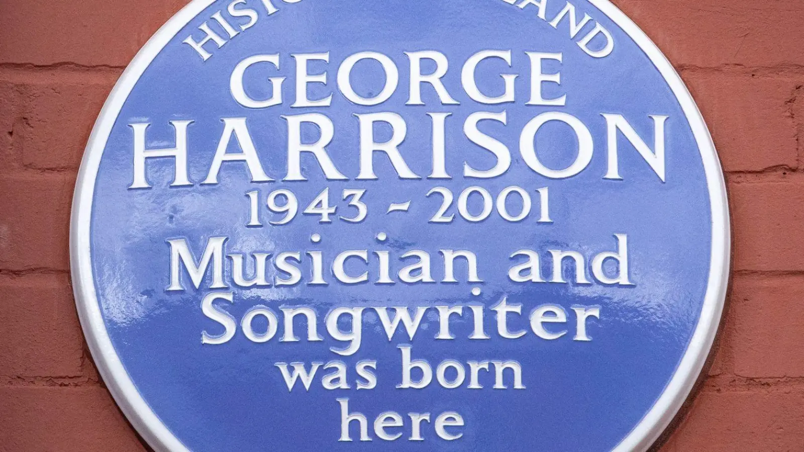 Die blaue Gedenktafel erinnert an George Harrison. (Foto: James Speakman Media Assignments/PA Wire/dpa)