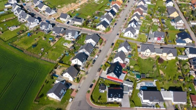 Hat das Finanzamt Ihren Immobilienwert zu hoch angesetzt? Manche Eigentümerinnen und Eigentümer haben dann die Möglichkeit, dagegen vorzugehen. (Foto: Jan Woitas/dpa/dpa-tmn)