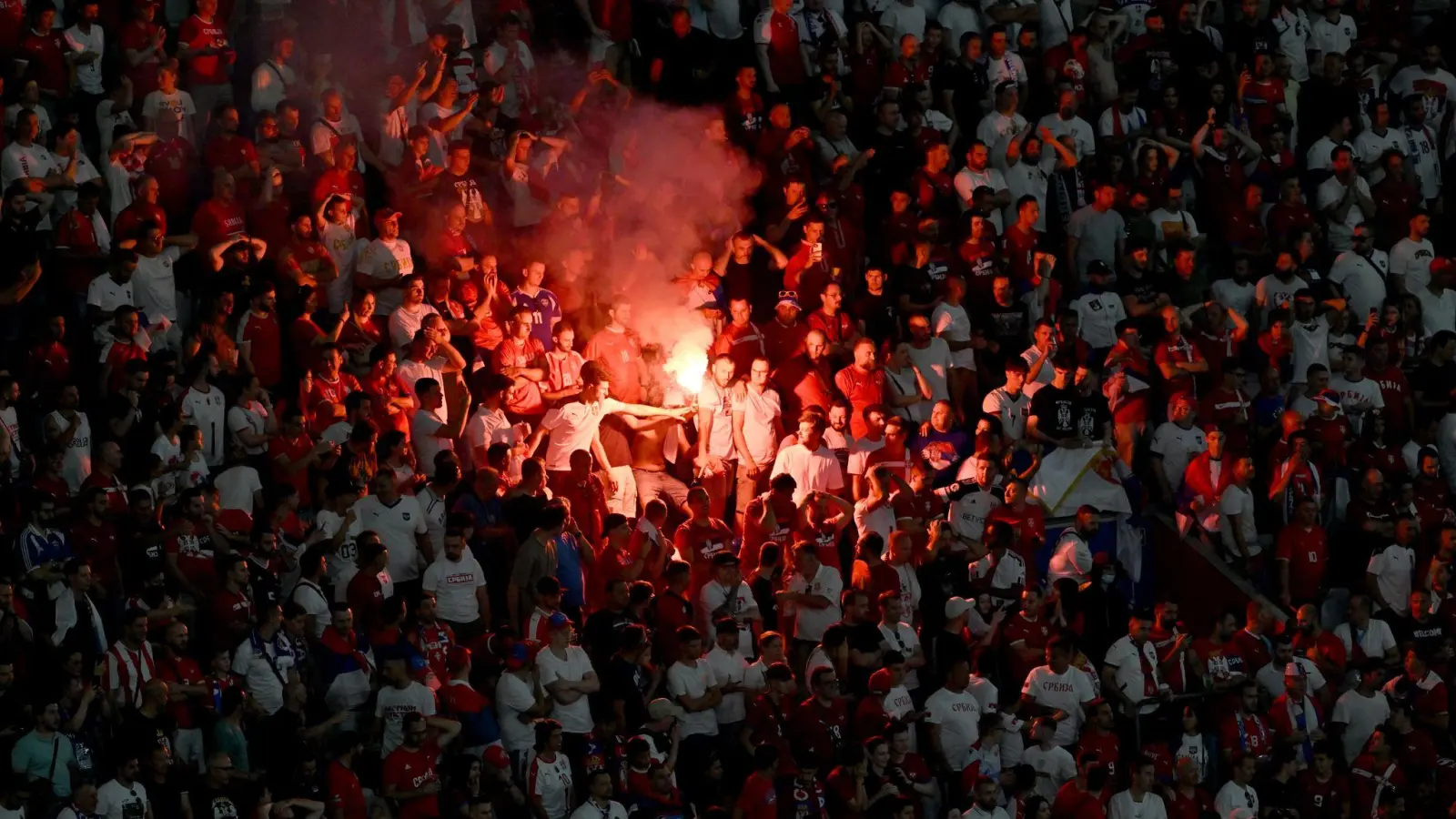 Am Rande des Spiels Dänemark gegen Serbien (Foto aus dem Stadion) kam es auf dem Münchner Marienplatz zu Ausschreitungen. (Foto: Peter Kneffel/dpa)