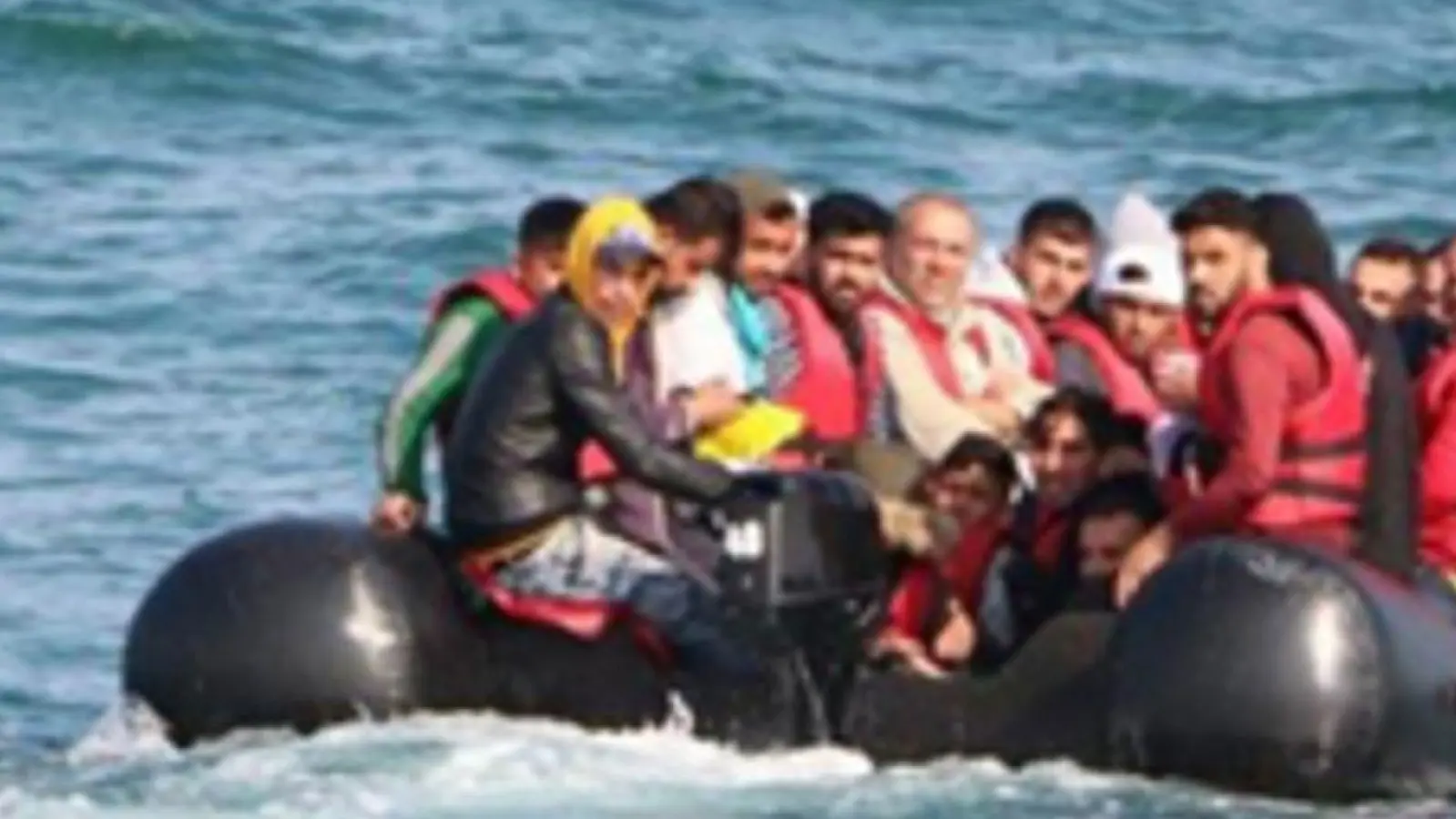 Migranten versuchen in einem Schlauchboot den Ärmelkanal zu überqueren. (Foto: Home Office/PA/dpa)