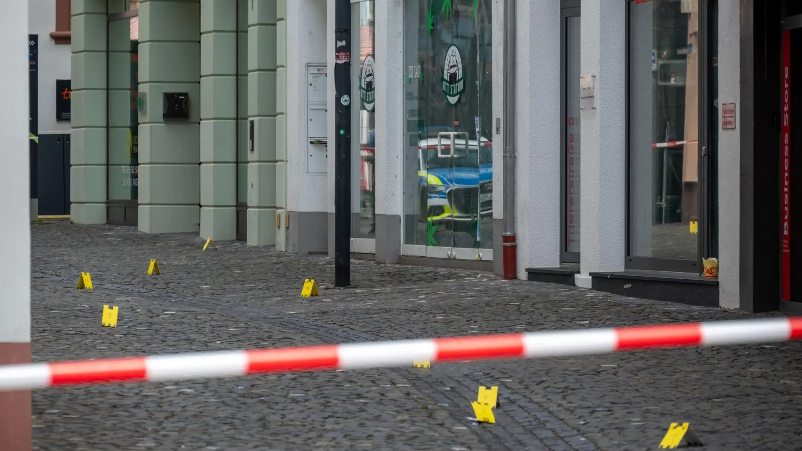 Markierungstafeln der Spurensicherung. (Foto: Harald Tittel/dpa)