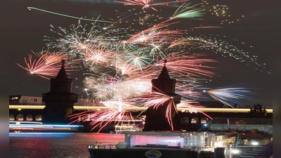 Ein buntes Feuerwerk gab es in Berlin. (Foto: Paul Zinken/dpa)