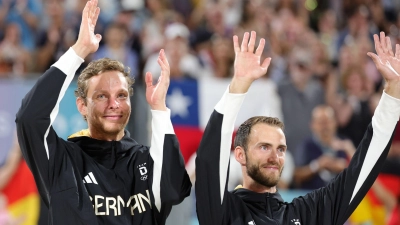 Nach Platz zwei bei Olympia sind Nils Ehlers (l) und Clemens Wickler auch bei der EM erfolgreich.  (Foto: Rolf Vennenbernd/dpa)