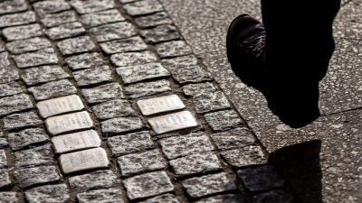 Mit den Stolpersteinen wird der Opfer des NS-Terrors gedacht. (Foto: Christoph Soeder/dpa)