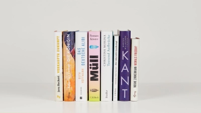 Die acht nominierten Titel für den Deutschen Sachbuchpreis. (Foto: Christof Jakob/Börsenverein des Deutschen Buchhandels e.V. /dpa)