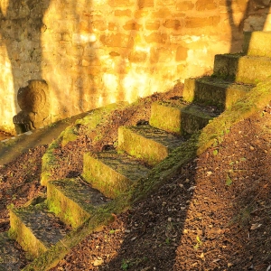 Goldene Stunde<br>am Ammonitenbrunnen - Hesselberg. (Foto: Kurt Kochler)