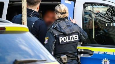 Der mutmaßliche Täter wurde nach der Festnahme in ein Polizeiauto gebracht. (Foto: Uwe Anspach/dpa)