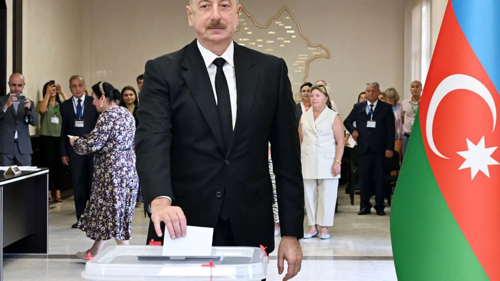 Aserbaidschans Präsident Aliyev gibt seine Stimme bei der Parlamentswahl ab (Archivbild) (Foto: Uncredited/Azerbaijani Presidential Press Office/AP/dpa)