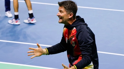 Große Freude: Teamchef Michael Kohlmann bejubelt den Einzug ins Halbfinale des Davis Cups. (Foto: Frank Molter/dpa)