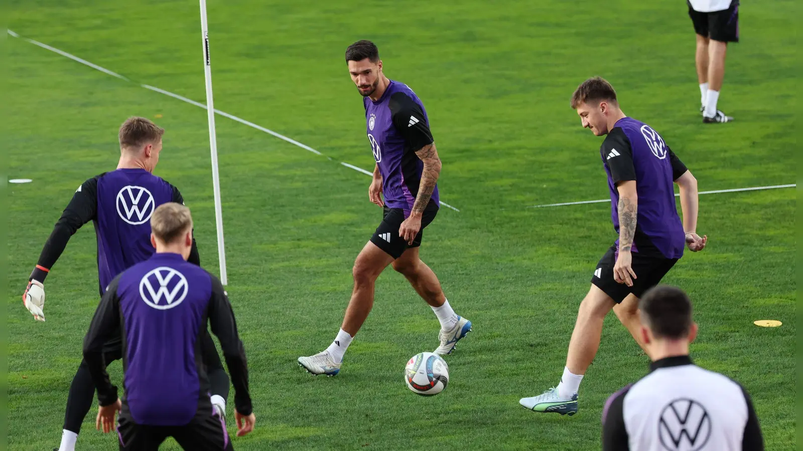 Tim Kleindienst (M), hier beim Abschlusstraining, wird gegen Bosnien erstmals im DFB-Team stürmen. (Foto: Christian Charisius/dpa)