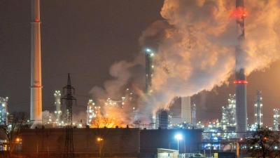 Eine Woche nach dem Feuer in der Raffinerie steht die Anlage weitgehend still. (Archivbild) (Foto: Lars Haubner/NEWS5/dpa)