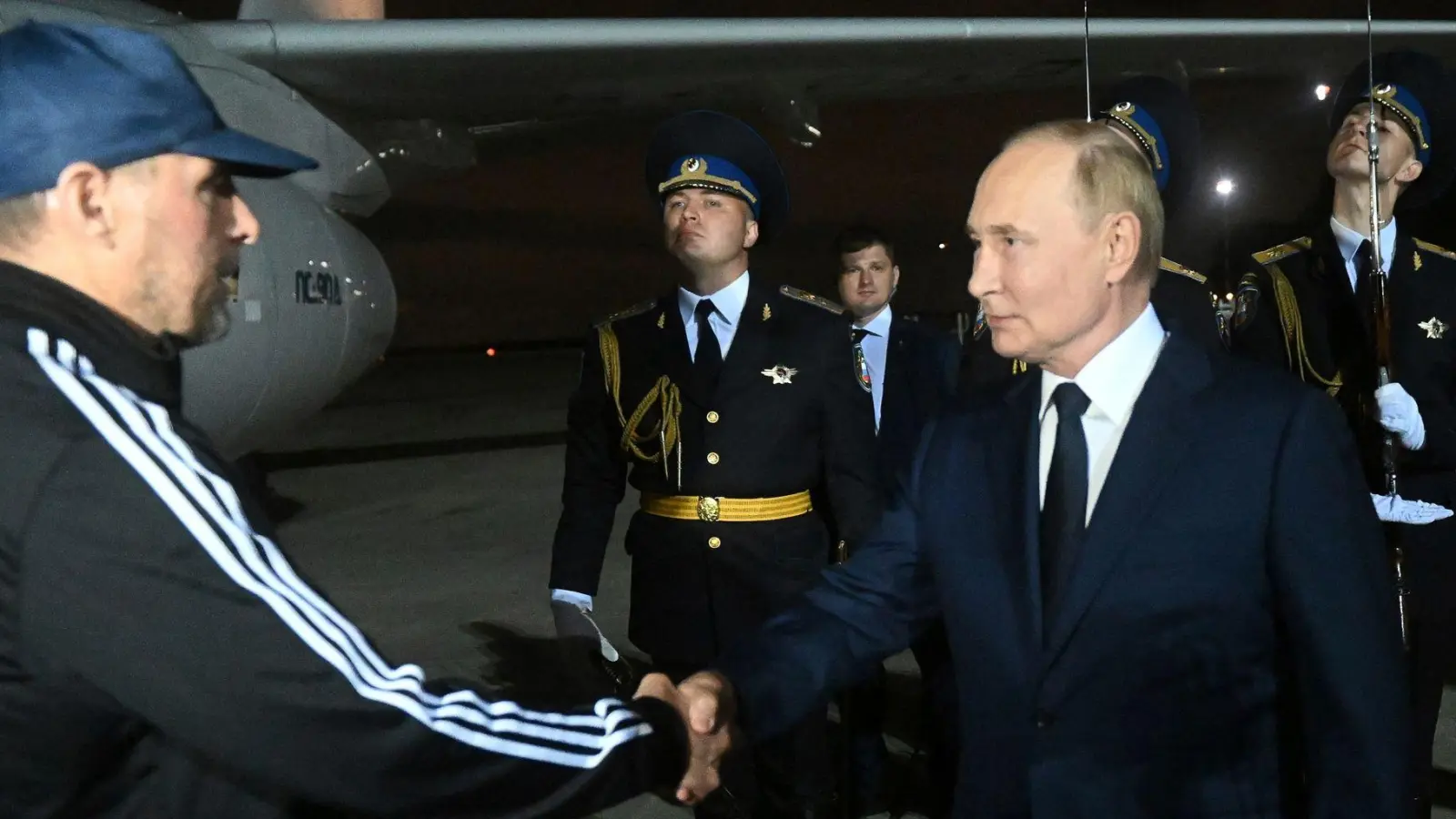 Russlands Präsident Putin begrüßt den freigelassenden Krassikow. (Foto: Mikhail Voskresensky/Sputnik Kremlin Pool via AP/dpa)