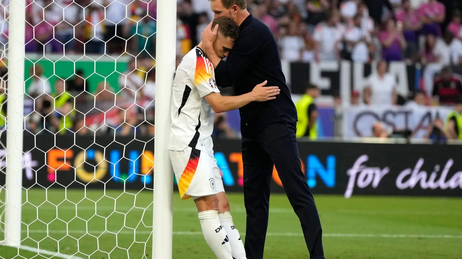 Bundestrainer Julian Nagelsmann tröstet Joshua Kimmich nach dem EM-Aus gegen Spanien. (Foto: Matthias Schrader/AP/dpa)