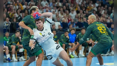 Die deutschen Handballer tun sich bei der WM-Generalprobe gegen Brasilien extrem schwer.  (Foto: Soeren Stache/dpa)