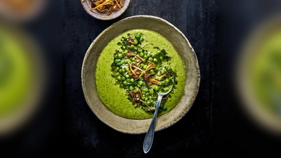 Einen schönen Mix aus Aromen und Texturen kreierte Martin Nordin: Auf die pürierte und heiße Erbsensuppe kommen ein paar Erbsen sowie eingelegte Pfifferlinge. (Foto: Martin Nordin/Instagram.com/martin_nordin/dpa-tmn)