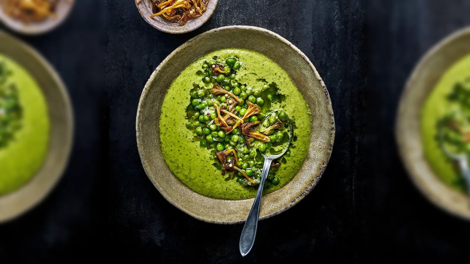 Einen schönen Mix aus Aromen und Texturen kreierte Martin Nordin: Auf die pürierte und heiße Erbsensuppe kommen ein paar Erbsen sowie eingelegte Pfifferlinge. (Foto: Martin Nordin/Instagram.com/martin_nordin/dpa-tmn)