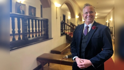 Monatelang hatte es Querelen um das Bürgermeisteramt im Rathaus in Westerland gegeben, am Sonntag ist Nikolas Häckel von den Sylterinnen und Syltern abgewählt worden. (Foto: Lea Albert/dpa)