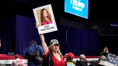 Eine Trump-Unterstützerin hält bei einer Wahlkampfveranstaltung im Bundesstaate Georgia ein Schild in die Höhe, dass die ermordete Studentin Laken Riley zeigt. (Archivbild) (Foto: Mike Stewart/AP)