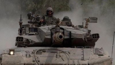 Israelische Soldaten auf einem Panzer nahe der Grenze zwischen Israel und Gaza. (Foto: Leo Correa/AP/dpa)