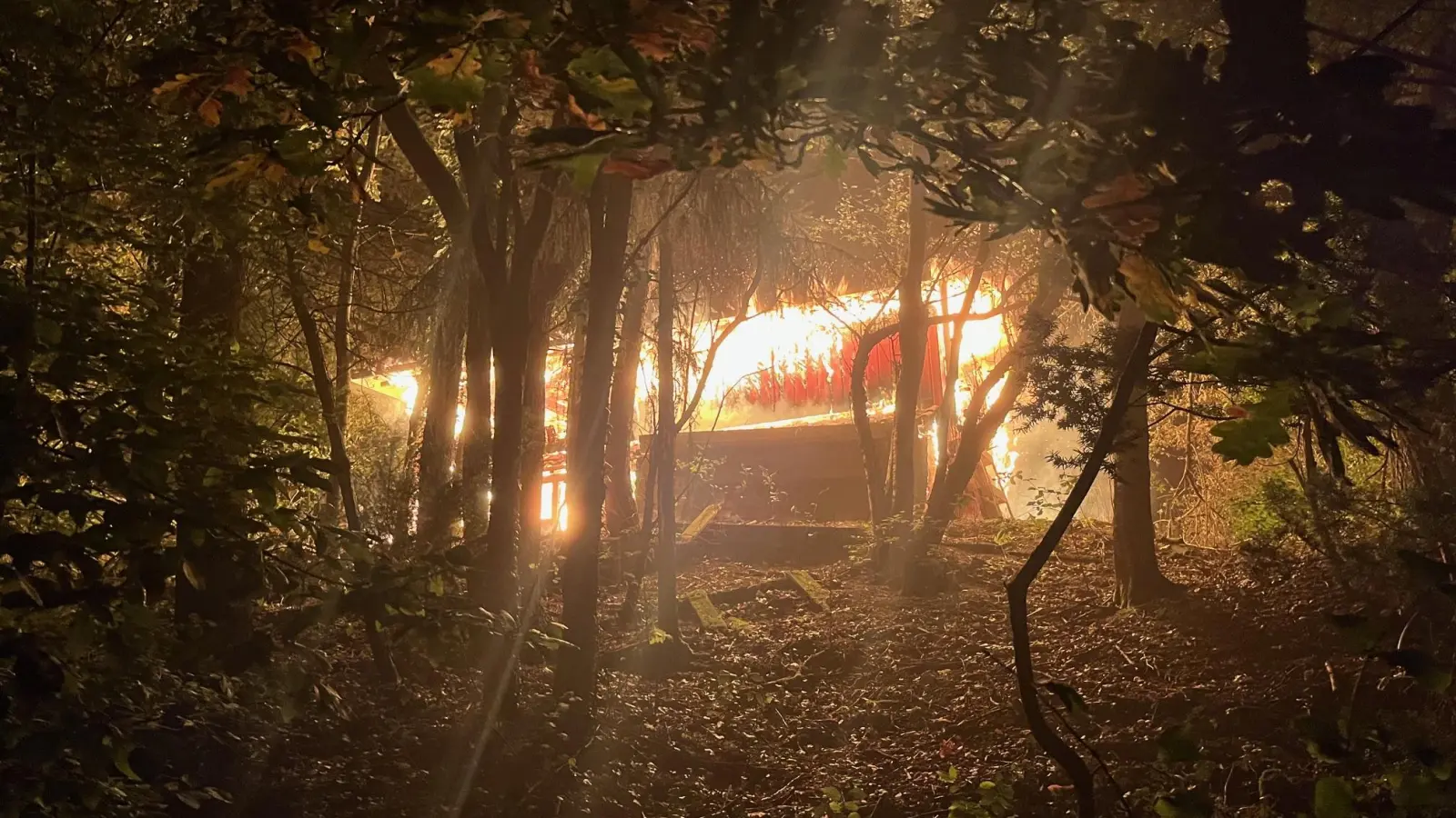 Bei dem Brand einer Gartenlaube in Brunn (Emskirchen) starb ein Mann. Seine Identität ist weiter unklar. (Foto: Volker Raab)