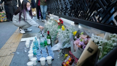 Blumensträuße zum Gedenken an die Opfer der tödlichen Massenpanik in Seoul. (Foto: Ahn Young-Joon/AP/dpa)