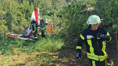 In diesem Wrack eines Kleinflugzeugs ist am Morgen in Gütersloh der 67 Jahre alte Pilot ums Leben gekommen. (Foto: Andreas Eickhoff/dpa)