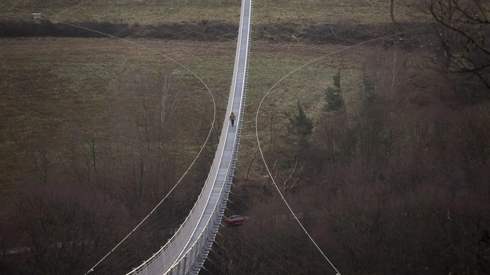 Neue Touristenattraktion: Der Highwalk ist in Rotenburg an der Fulda eröffnet worden. Dort können Besucher Nervenkitzel und einen beeindruckenden Ausblick erleben. (Foto: Christian Lademann/dpa/dpa-tmn)