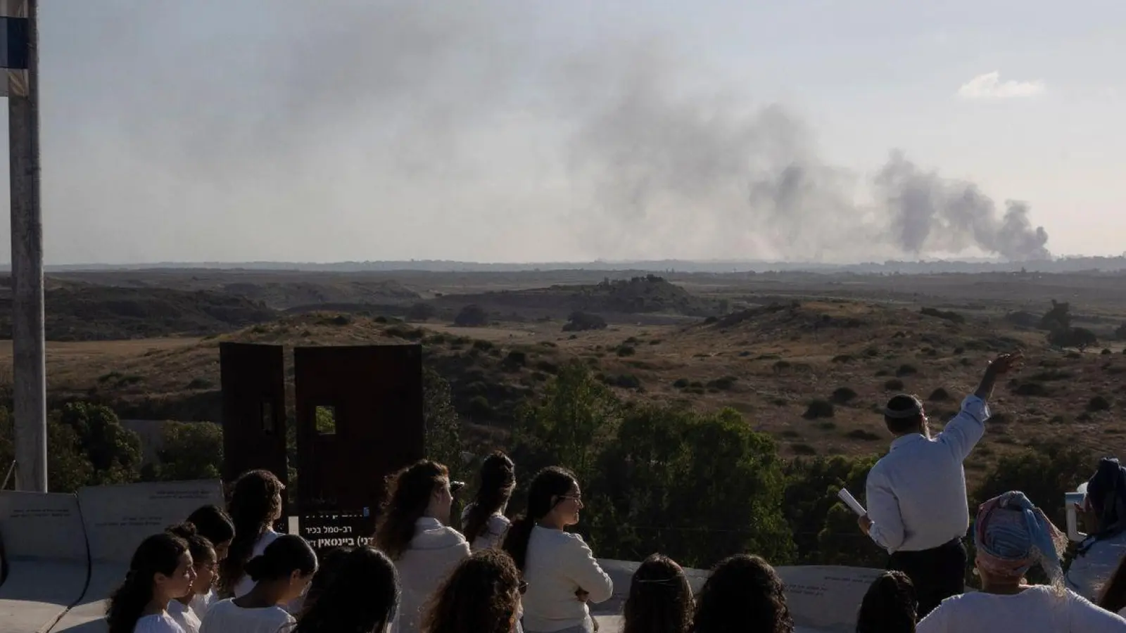 Rauch über dem Gazastreifen: Die israelische Armee weitet ihre Angriffe auf Gebiete aus, in denen das Militär schon zuvor im Einsatz war. (Foto: Leo Correa/AP)