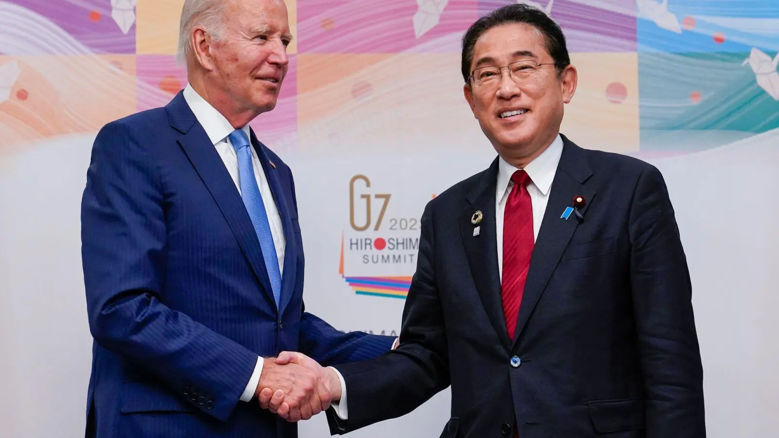 Shakehands zwischen US-Präsident Joe Biden (l.) und dem japanischen Premierminister Fumio Kishida vor einem bilateralen Treffer vor Beginn des G7-Gipfels. (Foto: Susan Walsh/AP/dpa)