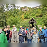 Gestaltet wieder die Auftakttour: Bernd Edelhäuser (Sechster von links mit blauer Kappe). Hier ist er in einem der vergangenen Jahre mit einer Gruppe zu sehen. Start zu seiner Tour, die er mit seiner Frau Ruth organisiert, ist am Samstag, 12. Oktober, um 14 Uhr am Marktplatzbrunnen. (Archivfoto: Jürgen Binder)