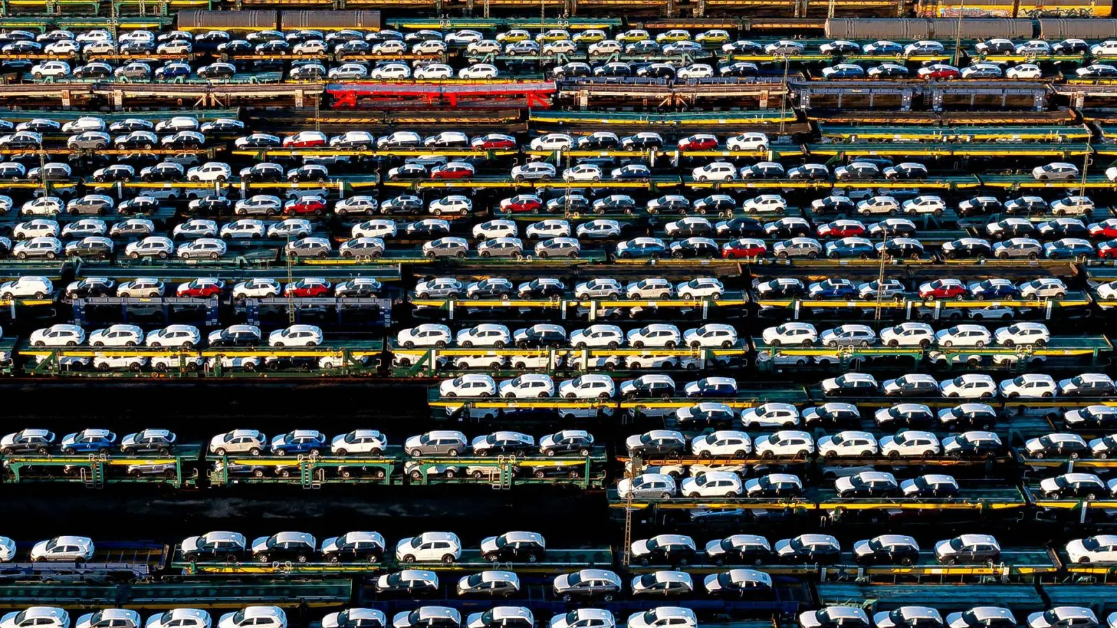 Zusammengenommen machten Volkswagen, BMW und Mercedes-Benz im ersten Halbjahr 18 Prozent weniger Gewinn als ein Jahr zuvor. (Archivbild) (Foto: Sina Schuldt/dpa)