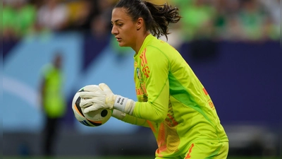 Torhüter Maria Luisa Grohs vom FC Bayern ist nach einer Tumorerkrankung operiert worden. Die Operation sei erfolgreich gewesen. (Foto: Robert Michael/dpa)